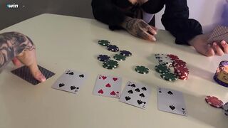 היא הפסידה לו ונאלצה לתת לו את הכוס הרטוב שלה