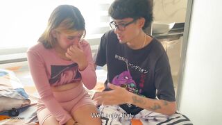 אחותי החורגת הביישנית בתולה ומבקשת שאזיין אותה בפעם הראשונה בתחת