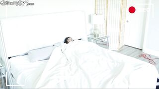 מטפלת חרמנית נתפסה מאוננת! פותחת את הכוס להציל את העבודה