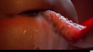 חזה גדול אחות לילי לו עמוק הזרועות זיין על ידי מפלצת בחושך הטקס