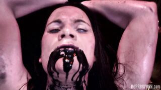 מיסה שחורה שטנית: שלוש בתולות צעירות בטקס סקס קבוצתי אפל