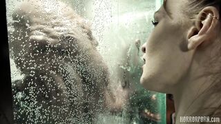 המפלצת קת'ולהו מזיינת באנאלי חזק את המדענית הלוהטת בל קלייר במעבדה סודית