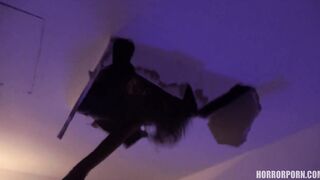 נערת רפאים מפחידה תוקפת זין ענק בחדר מלון