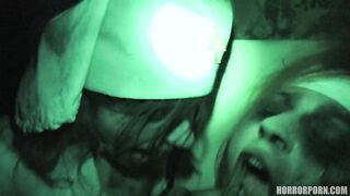 רוחות רפאים מפחידות בבית חולים מקיימות אורגיית סקס פראית עם הבחור האמיץ