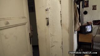 אנה דה-ויל נתנה את הכוס של השכן שלה לסבא שלה