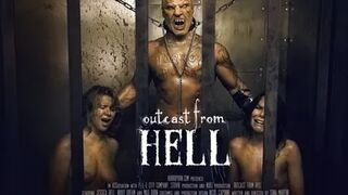 מפלץ מגיהנום קורע תחת לשתי אסירות צעירות!