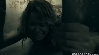 מפלץ מגיהנום קורע תחת לשתי אסירות צעירות!