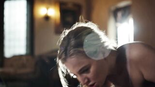 בלונדיניות נגועות מעבירות טפיל כוס לבוס הסקסי שלה נטשה נייס