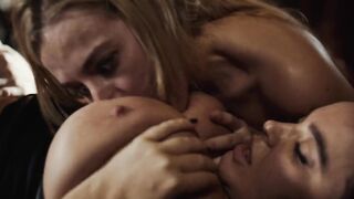 בלונדיניות נגועות מעבירות טפיל כוס לבוס הסקסי שלה נטשה נייס