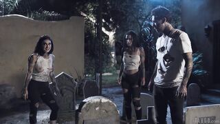 סקסית לייסי לנון ברוטלי קבוצה זומבי סקס עם אותה מתים חברים