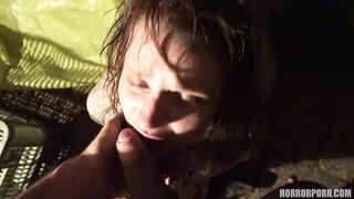 מטורף סקס פסיכו מזיין באכזריות את הבחורה החטופה צ ' לסי סאן בכלוב