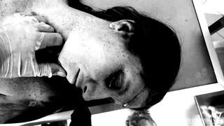 סוטה פתולוג מזיין שתי קפוא מתים בנות בחדר המתים