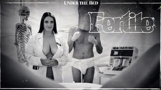 האחות השובבה אנג ' לה ווייט מגבירה את הפוריות של המטופלת אלינה לופז