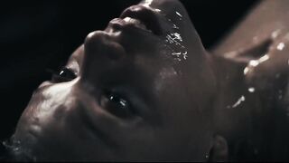 זרועות ארוכות דוחפות את הכוס והתחת של אשבי ווינטר מלאים בצוף רפש