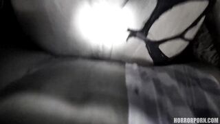 סקס מפחיד בבית קברות עם כמה מתים מהלכים סקסיים