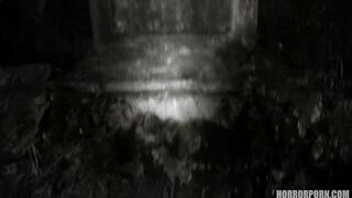 סקס מפחיד בבית קברות עם כמה מתים מהלכים סקסיים