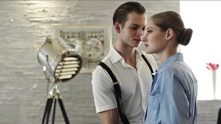 נערה קפואה צנועה טיפאני טאטום זיין על ידי צלם יוצא דופן