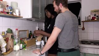 כושית ניקול קיט עם תחת ענק נדופקת במטבח מזין לבן גדול עד סקווירט וקרם